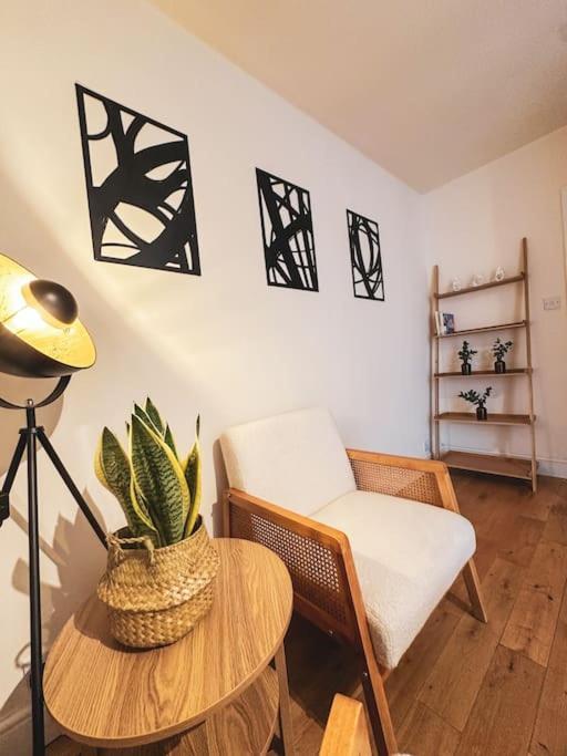 Bright & Spacious Split Level Flat In Kennington London Exterior photo