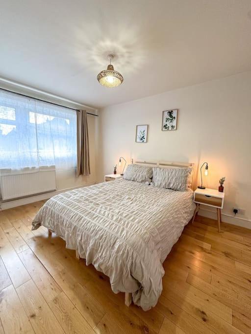 Bright & Spacious Split Level Flat In Kennington London Exterior photo