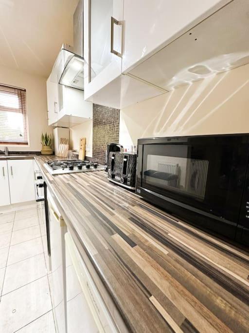 Bright & Spacious Split Level Flat In Kennington London Exterior photo
